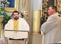 W dialogu o Biblii (od lewej): ks. Wojciech Lach i ks. Marcin Stopka.