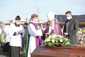 Ostatnie pożegnanie na czanieckim cmentarzu.