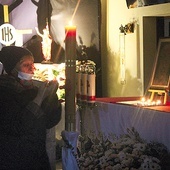 Odpalone od paschału świeczki trafiają przed wizerunek Jezusa z Manoppello.