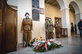 Wartę honorową pod tablicą wystawili członkowie Stowarzyszenia Tradycji 26. Skierniewickiej Dywizji Piechoty oraz Muzealnej Grupy Historycznej im. II bat. 18 Pułku Piechoty z Sochaczewa.