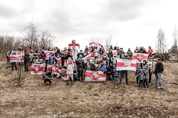 Białorusini w miarę możliwości spotykają się na obchodach świąt i tradycji narodowych. W tym roku paleniem marzanny przywitali początek wiosny.