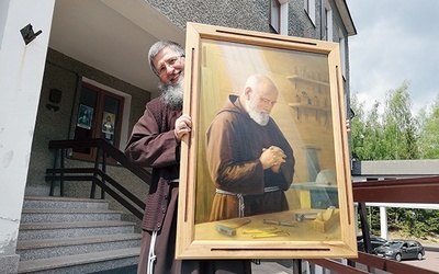 O. Andrzej Derdziuk pokazuje portret kapucyna przy pracy.