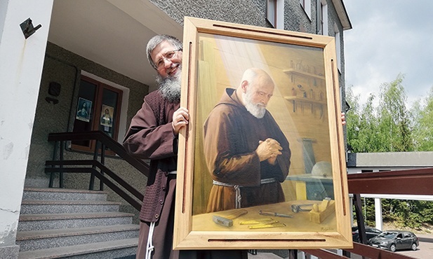 O. Andrzej Derdziuk pokazuje portret kapucyna przy pracy.