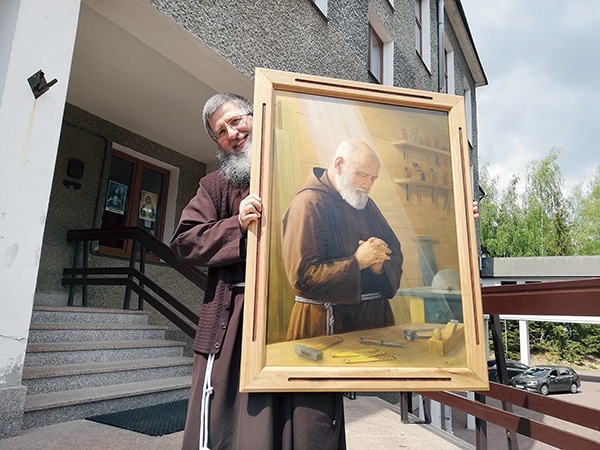 O. Andrzej Derdziuk pokazuje portret kapucyna przy pracy.