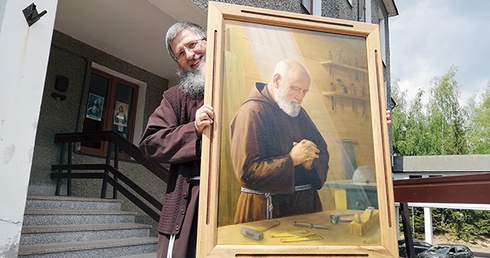 O. Andrzej Derdziuk pokazuje portret kapucyna przy pracy.