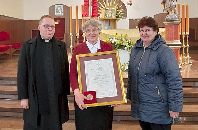 	Podczas uroczystości: (od lewej) ks. Tomasz Brol, wikary parafii św. Andrzeja z Zabrzu, laureatka oraz jej współpracowniczka w dziełach misyjnych Łucja Kassner.