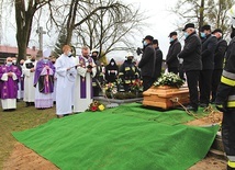 	Pochówek na cmentarzu.