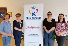 Na zdjęciu (od lewej): psycholog Joanna Zarzycka,  Anna Dziąsko, przewodnicząca bytomskiego koła PSONI, Paulina Grzejdziak, wychowanka OREW i uczestniczka projektu, oraz Jolanta Misiek, koordynatorka  projektu Kręgu Wsparcia.