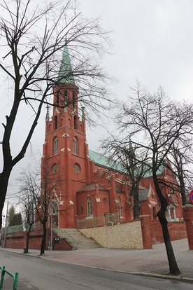 	Świątynia góruje  nad okolicą.