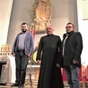 Z proboszczem ks. Czesławem Wawrzyńczakiem Tomasz Pysiak i Paweł Szczepanowski (z prawej) na tle figury Patrona parafii.