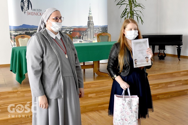 Wręczenie nagrody Katarzynie Pokorskiej i Hubertowi Musiale