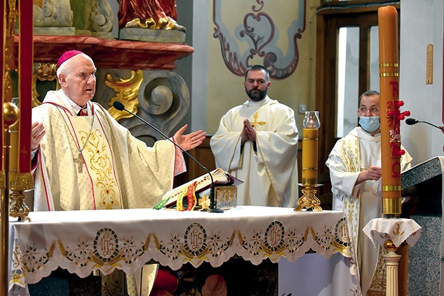 Biskup Ignacy podczas celebry w kościele pw. św. Józefa.
