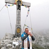 Chociażby plecak miał ważyć więcej, ks. Wojciech Iwanicki na każdą górską wyprawę zabiera ze sobą zestaw potrzebny do odprawienia Eucharystii.