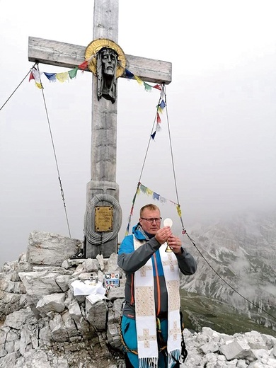 Chociażby plecak miał ważyć więcej, ks. Wojciech Iwanicki na każdą górską wyprawę zabiera ze sobą zestaw potrzebny do odprawienia Eucharystii.