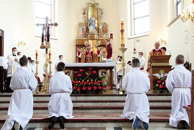 Biskup błogosławi kandydatów.