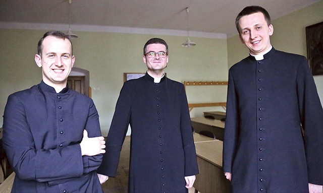 Ks. Tomasz i alumni Franciszek i Stanisław z grupy „Semeron”.