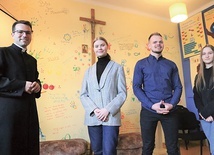 Ksiądz Jankowski i młodzi inicjatorzy powstania wspólnoty „Boski odlot”.