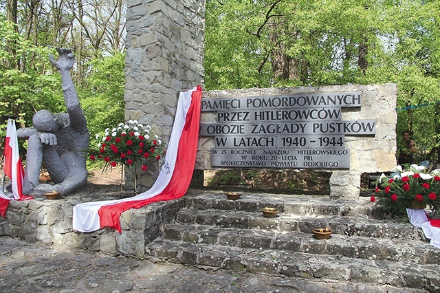 W 1964 roku w miejscu kaźni postawiono pomnik upamiętniający pomordowanych.