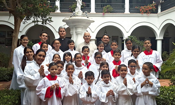 Biskup Mario Moronta z ministrantami z parafii Nuestra Señora del Carmen w San Cristóbal