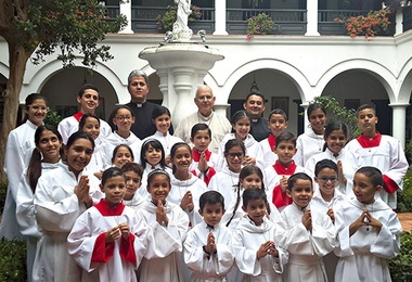 Biskup Mario Moronta z ministrantami z parafii Nuestra Señora del Carmen w San Cristóbal