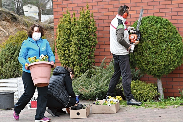 Ostatnie sprzątanie wokół kościoła  – to tylko jedna z akcji.