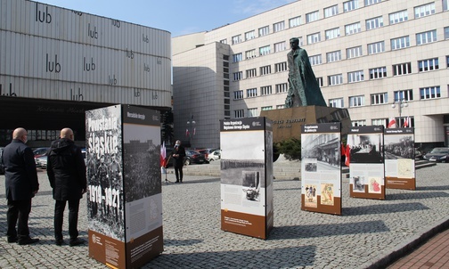 Katowice. Kwiaty pod pomnikiem Wojciecha Korfantego. Prezentacja wystawy "Powstania Śląskie 1919-1921"