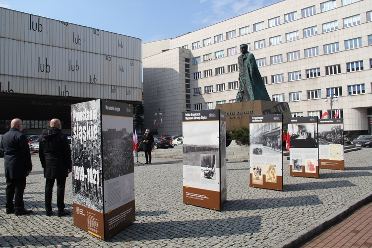 Katowice. Kwiaty pod pomnikiem Wojciecha Korfantego. Prezentacja wystawy "Powstania Śląskie 1919-1921"