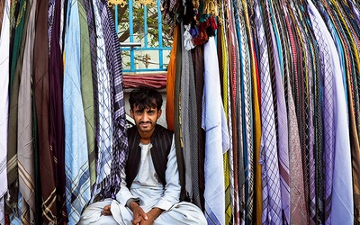 Afgański sprzedawca 
chust w Kabulu.
12.04.2021 Kabul, Afganistan