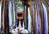 Afgański sprzedawca 
chust w Kabulu.
12.04.2021 Kabul, Afganistan