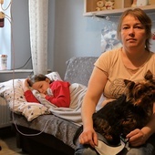 Chorująca od urodzenia Kaja wymaga opieki non stop, a jej mama i starsza siostra Julka (na zdjęciu poniżej) są nieustannie na posterunku.