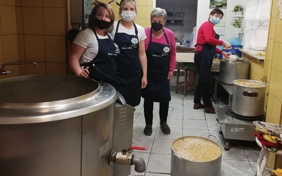 Nowe fartuchy dla pań kucharek z Kuchni św. Brata Alberta od Caritas i Zofii Czyrny