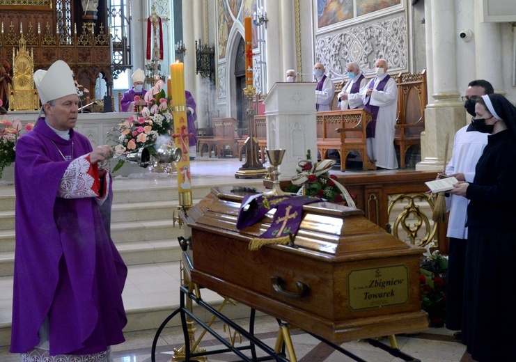 Obrzędom ostatniego pożegnania przewodniczył bp Piotr Turzyński.