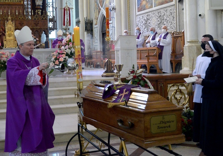 Obrzędom ostatniego pożegnania przewodniczył bp Piotr Turzyński.