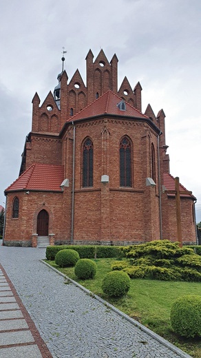 Kościół zbudowano z cegły ceramicznej w 1869 roku.