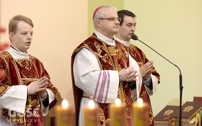 Biskup w czasie Mszy św. w seminaryjnej kaplicy.