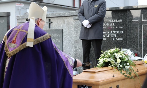 Trumnę złożono w grobowcu kapłanów na cmentarzu w Białej.