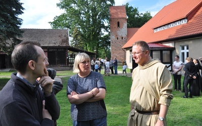 Koloratka i habit, czyli dyskusja synodalna o księżach i zakonnikach