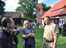 Koloratka i habit, czyli dyskusja synodalna o księżach i zakonnikach