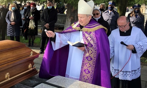 Ceremoniom na cmentarzu przewodniczył bp Jan Zając.