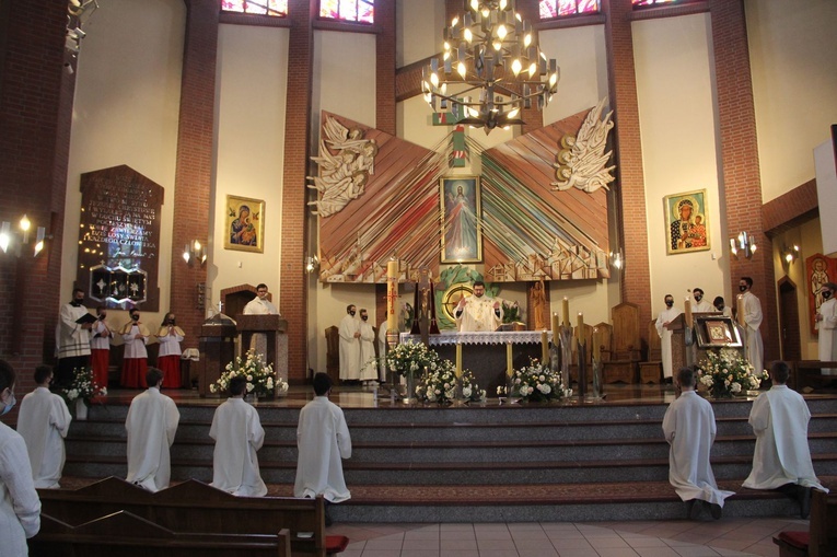 Brzesko. Błogosławieństwo nowych lektorów parafii Miłosierdzia Bożego