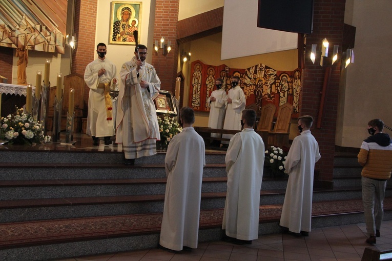 Brzesko. Błogosławieństwo nowych lektorów parafii Miłosierdzia Bożego