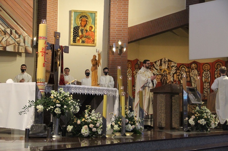 Brzesko. Błogosławieństwo nowych lektorów parafii Miłosierdzia Bożego