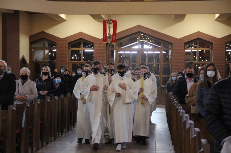 Brzesko. Błogosławieństwo nowych lektorów parafii Miłosierdzia Bożego