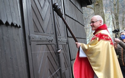 Uderzeniem laską jakubową w drzwi sanktuarium św. Jakuba w Szczyrku, ks. dr Andrzej Mojżeszko zainaugurował tu obchody Roku św. Jakuba.