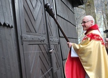 Uderzeniem laską jakubową w drzwi sanktuarium św. Jakuba w Szczyrku, ks. dr Andrzej Mojżeszko zainaugurował tu obchody Roku św. Jakuba.