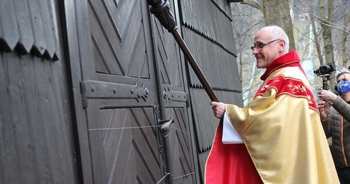 Uderzeniem laską jakubową w drzwi sanktuarium św. Jakuba w Szczyrku, ks. dr Andrzej Mojżeszko zainaugurował tu obchody Roku św. Jakuba.