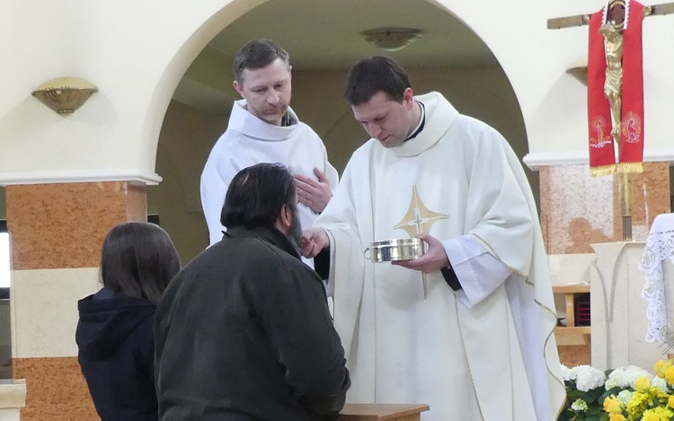 Msza św. małżonków podczas ich dnia skupienia u salwaorianów w Cygańskim Lesie.