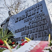 ▲	W rok po odsłonięciu warszawski pomnik bohatera II RP  został uzupełniony o informację dotyczącą jego pochodzenia. 