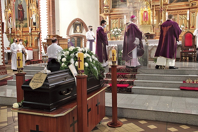 ▲	Eucharystii w Katowicach-Załężu przewodniczył  abp Wiktor Skworc (na zdjęciu), natomiast Mszy św. pogrzebowej w Niedobczycach – abp senior Damian Zimoń.
