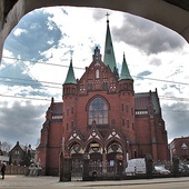 ◄	Kościół został wzniesiony w stylu neogotyckim